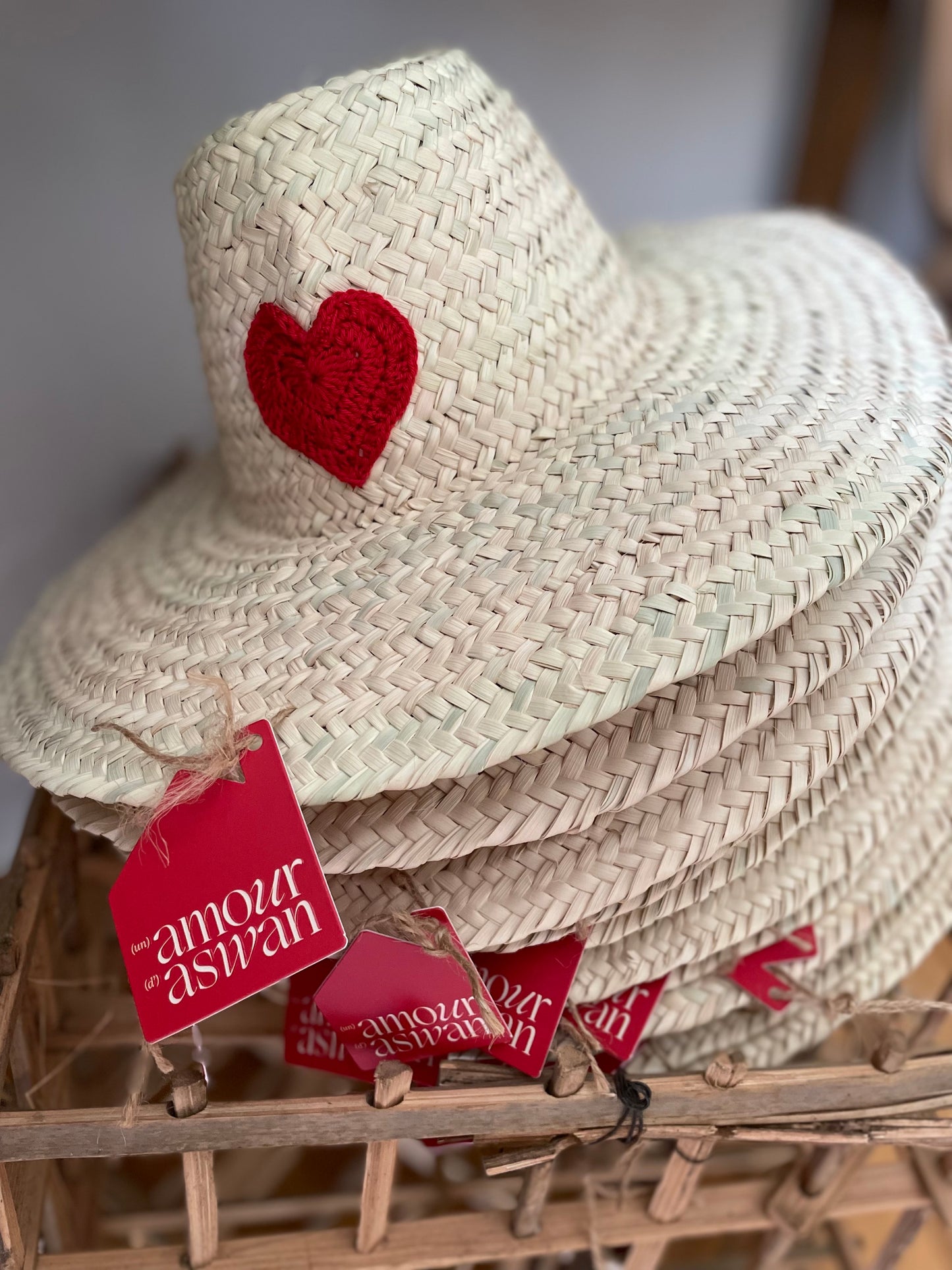 Chapeau en paille de l'Oasis, coeur en crochet