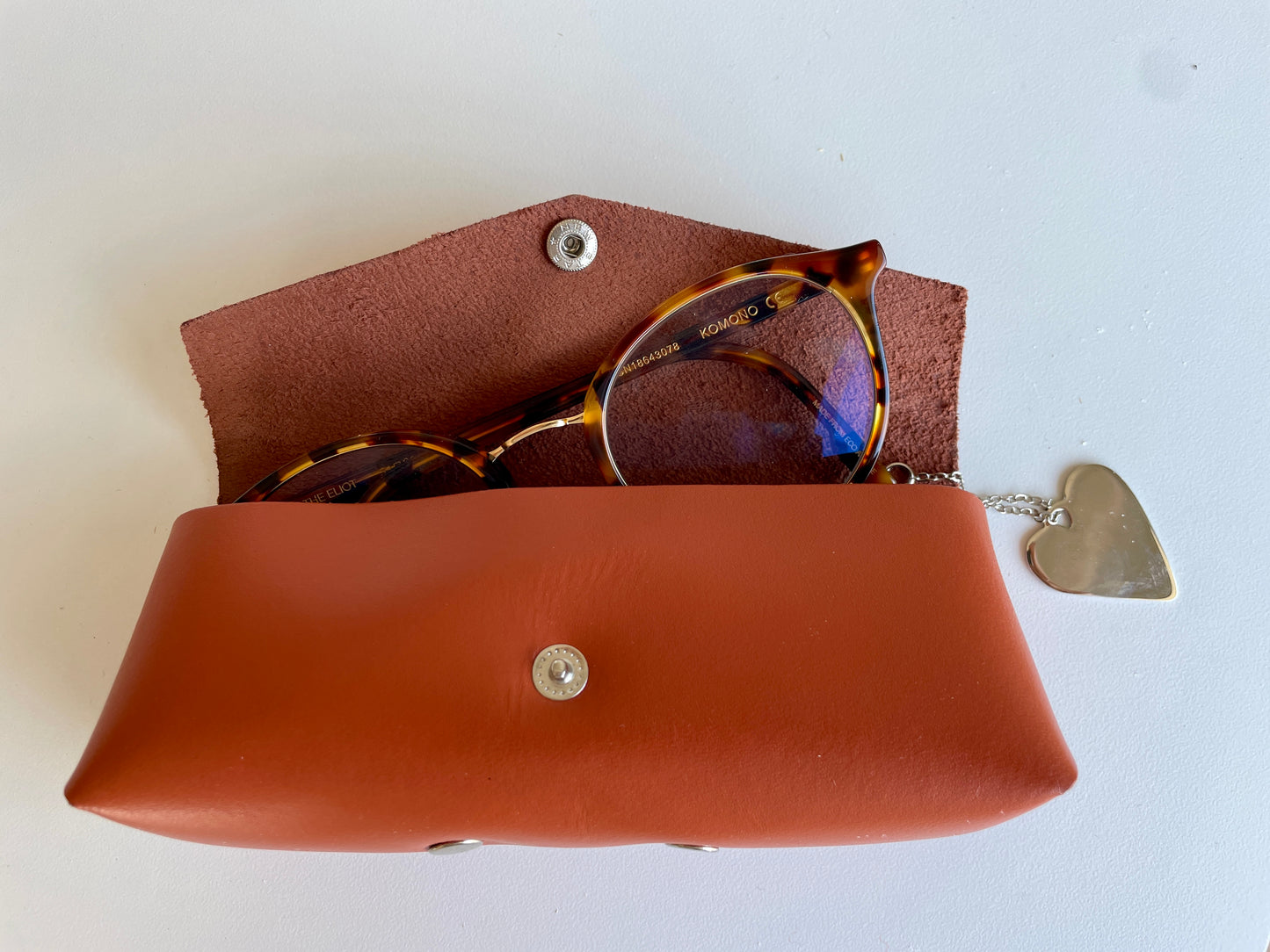 Pochette à lunettes en cuir véritable avec coeur en métal doré