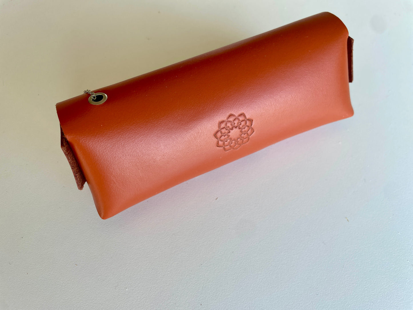 Pochette à lunettes en cuir véritable avec coeur en métal doré