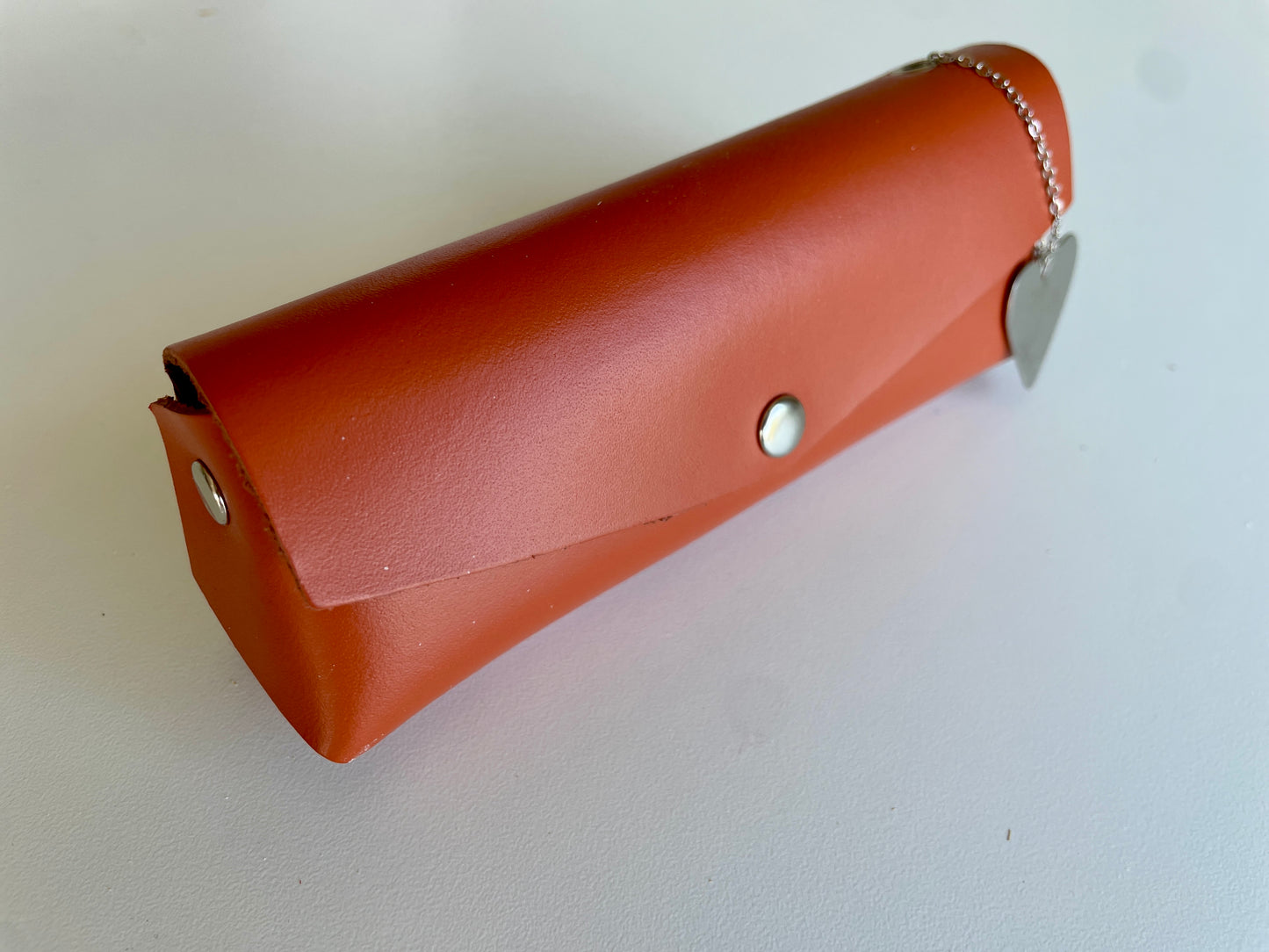 Pochette à lunettes en cuir véritable avec coeur en métal doré