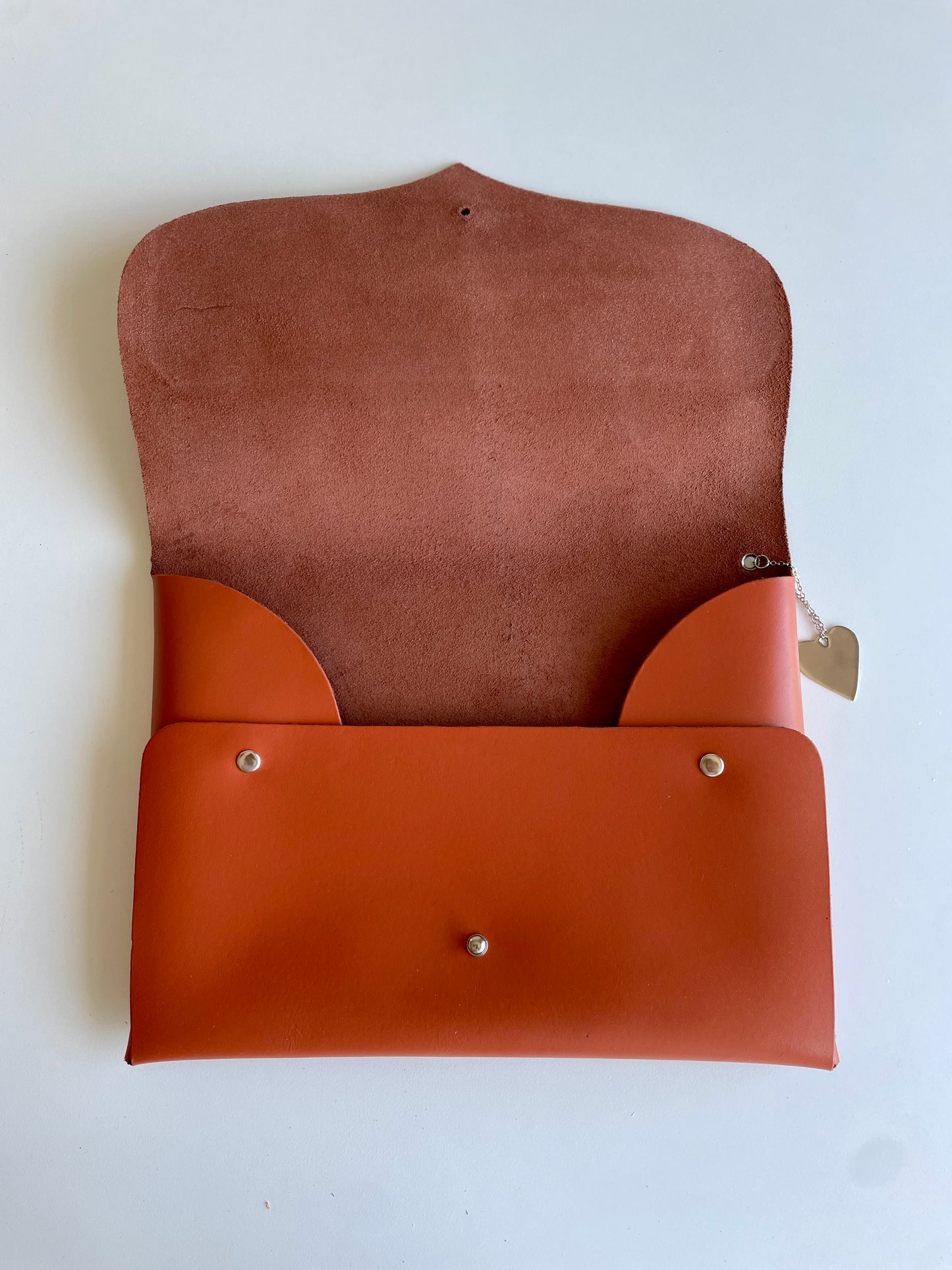 Porte document ou tablette en cuir véritable avec coeur en métal doré