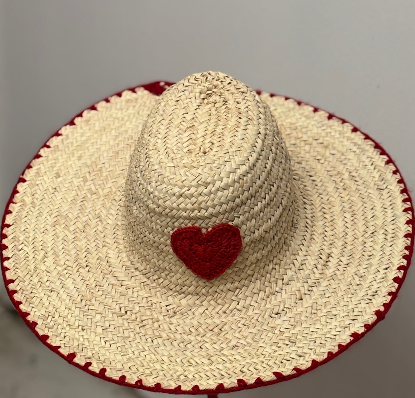 Chapeau en paille de l'Oasis, coeur en crochet