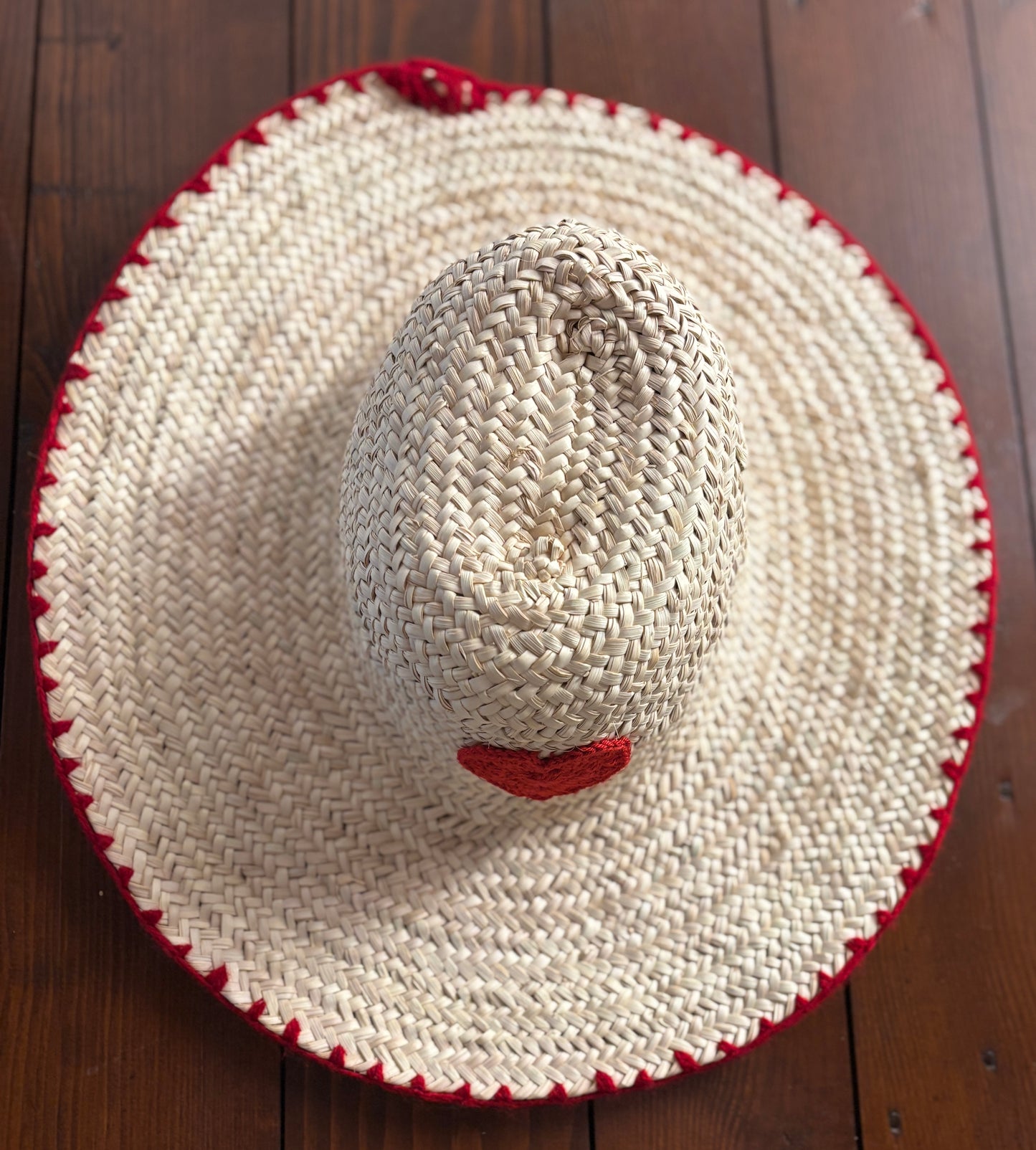 Chapeau en paille de l'Oasis, coeur en crochet