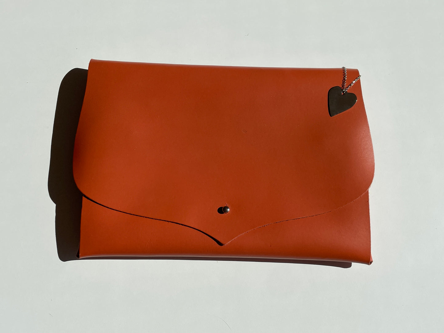Porte document ou tablette en cuir véritable avec coeur en métal doré