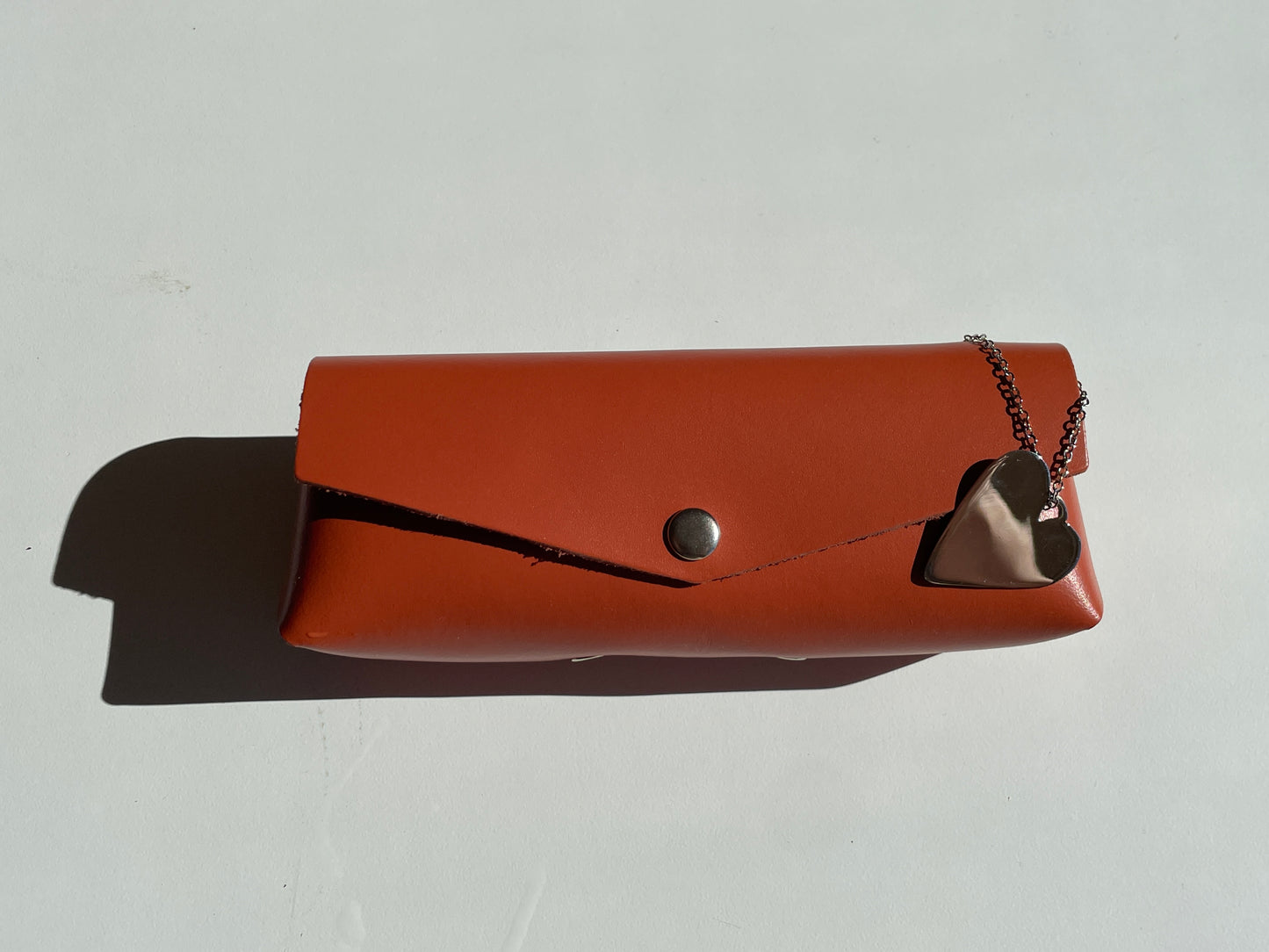 Pochette à lunettes en cuir véritable avec coeur en métal doré