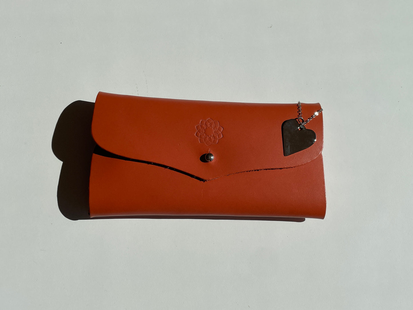 Pochette à téléphone élégante en cuir véritable avec coeur en métal doré