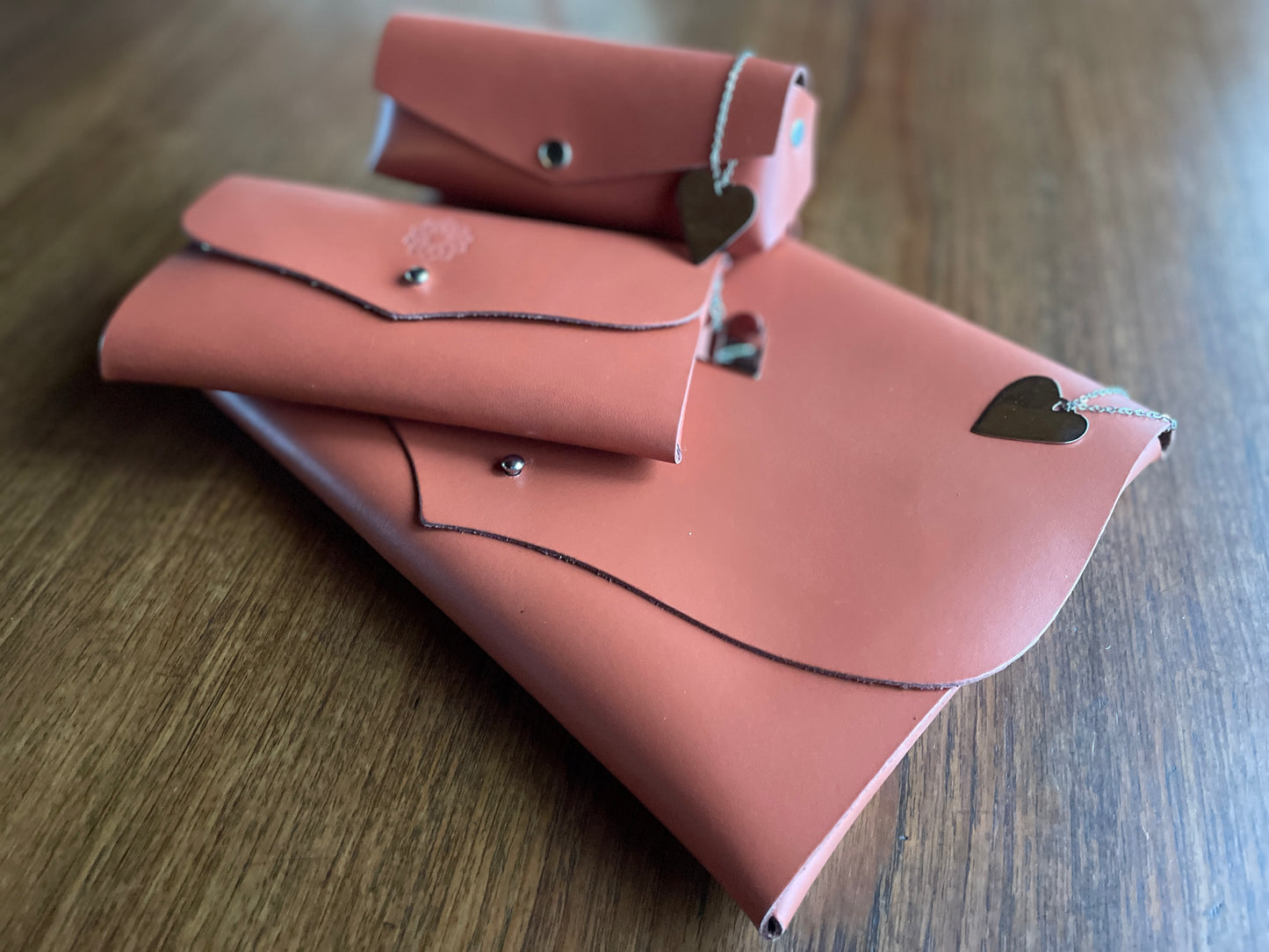 Pochette à lunettes en cuir véritable avec coeur en métal doré