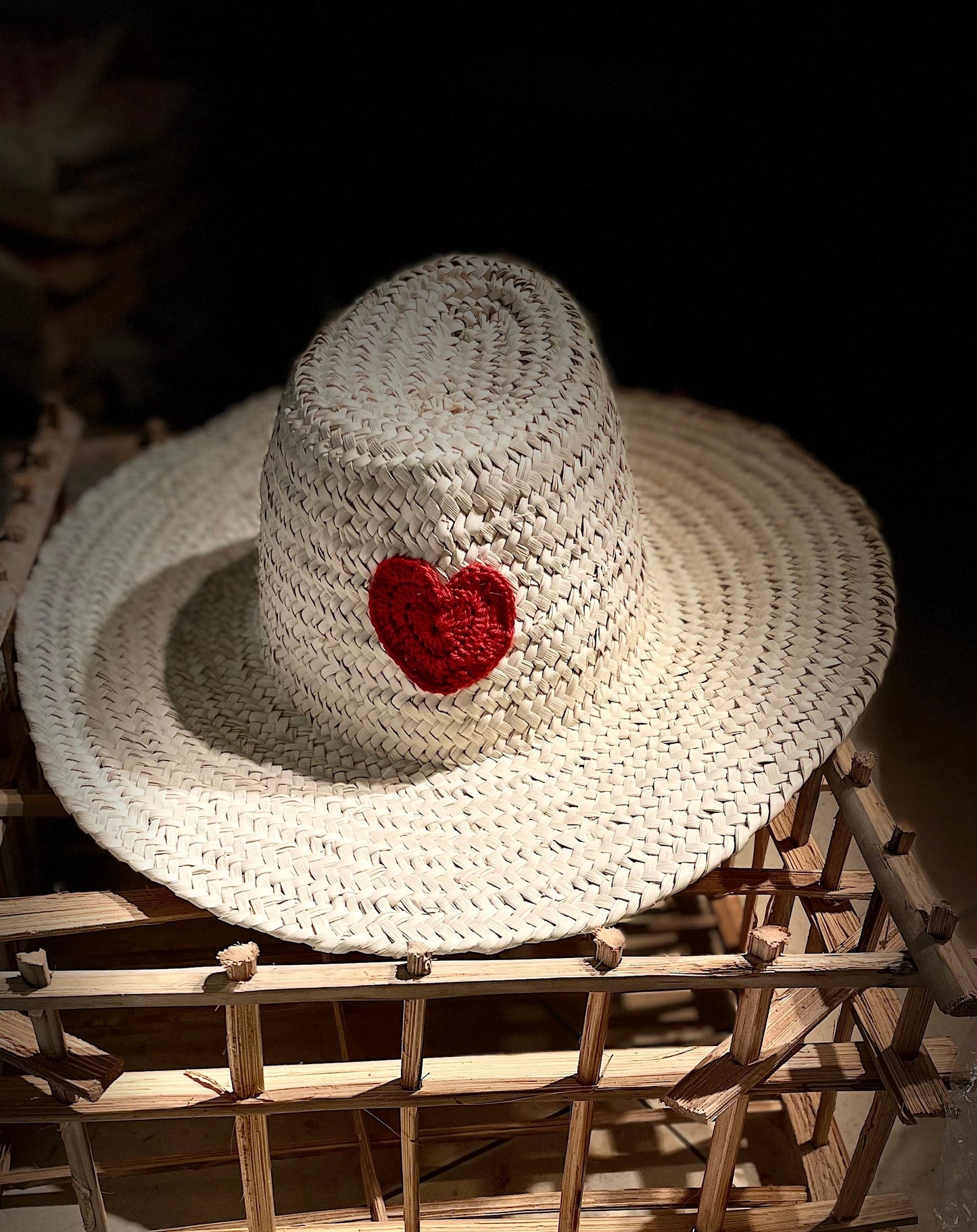 Chapeau en paille de l'Oasis, coeur en crochet