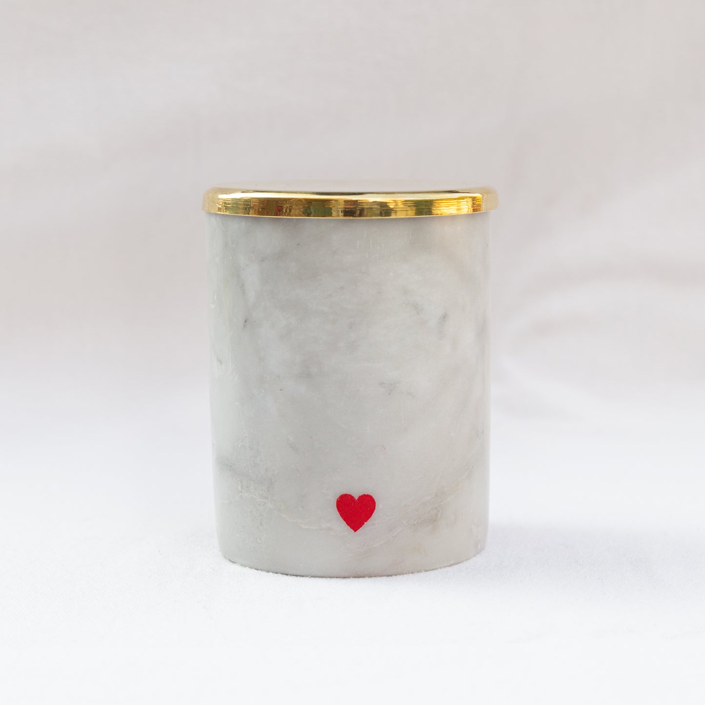 Bougie en marbre et cire naturelle et couvercle en laiton, coeur gravé
