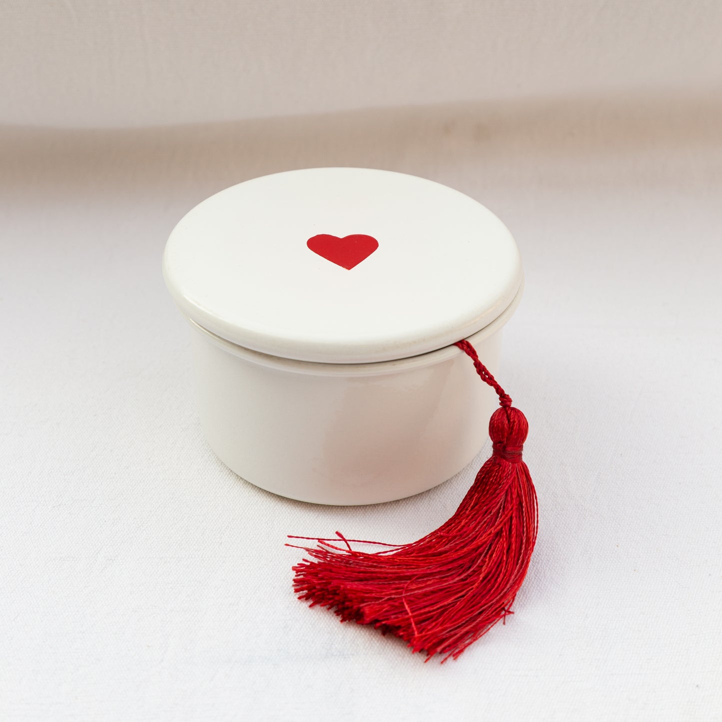 Boite ronde émaillée à pompon