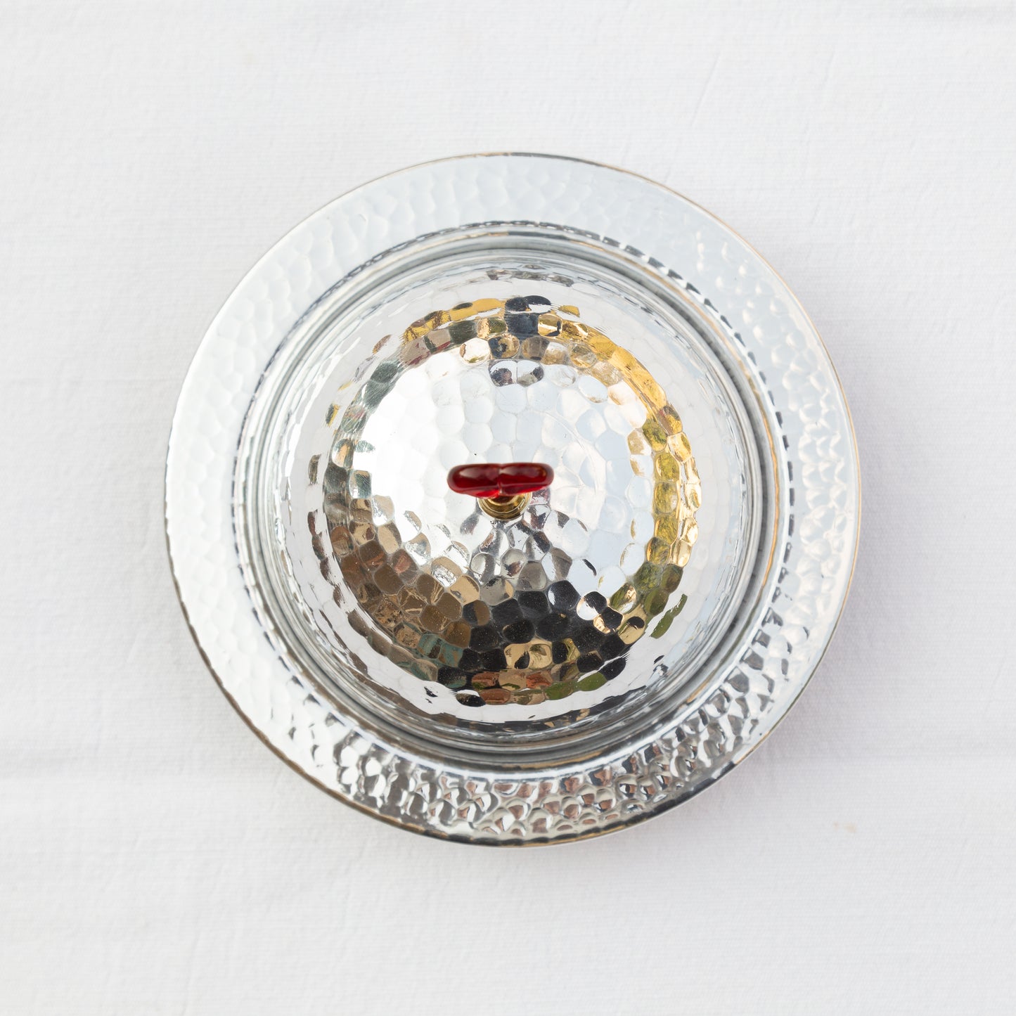 Boite en métal martelé façon Souk du Caire, coeur en verre soufflé