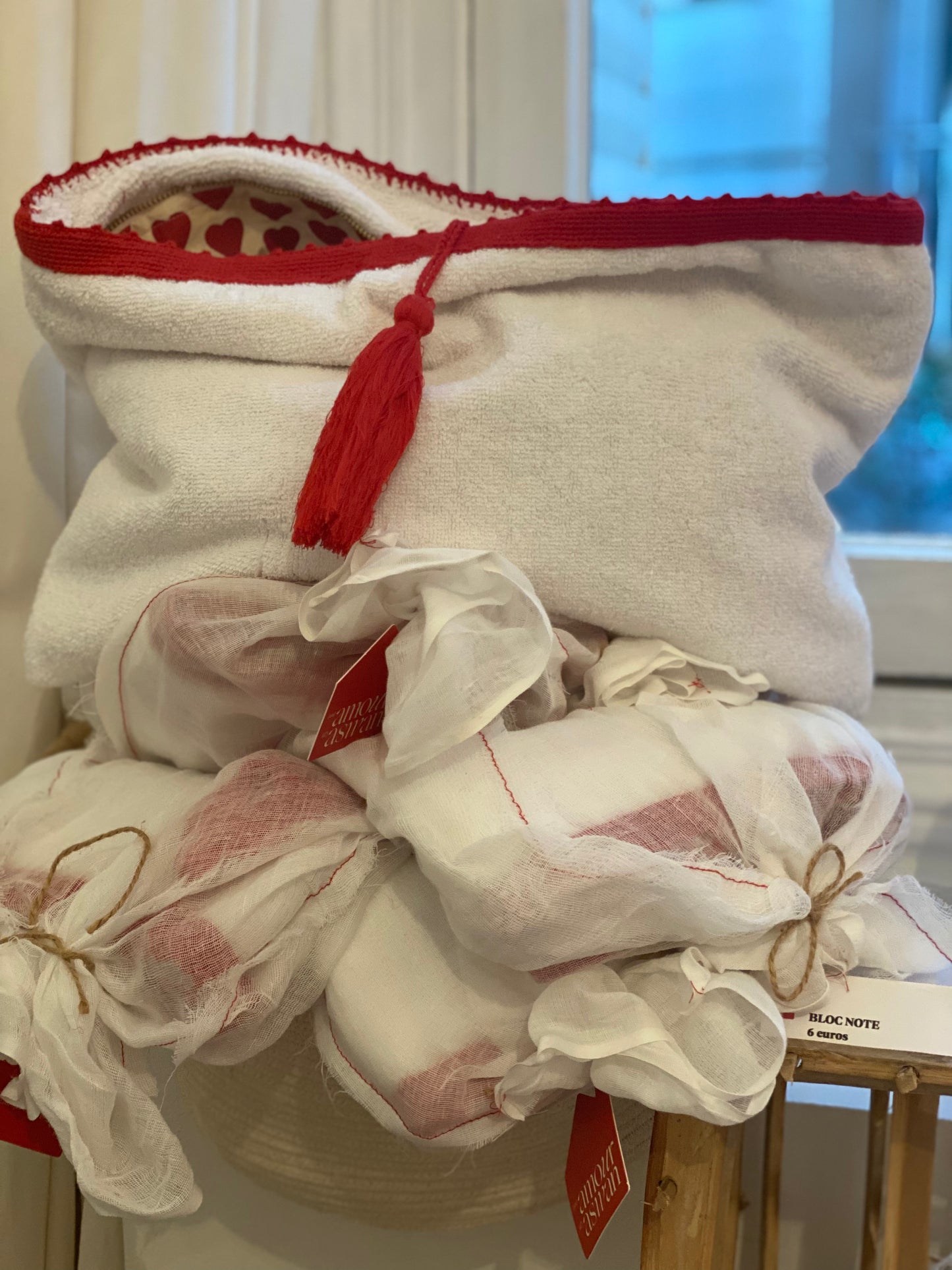 Trousse de toilette à pompon en éponge doublée tissus coeur