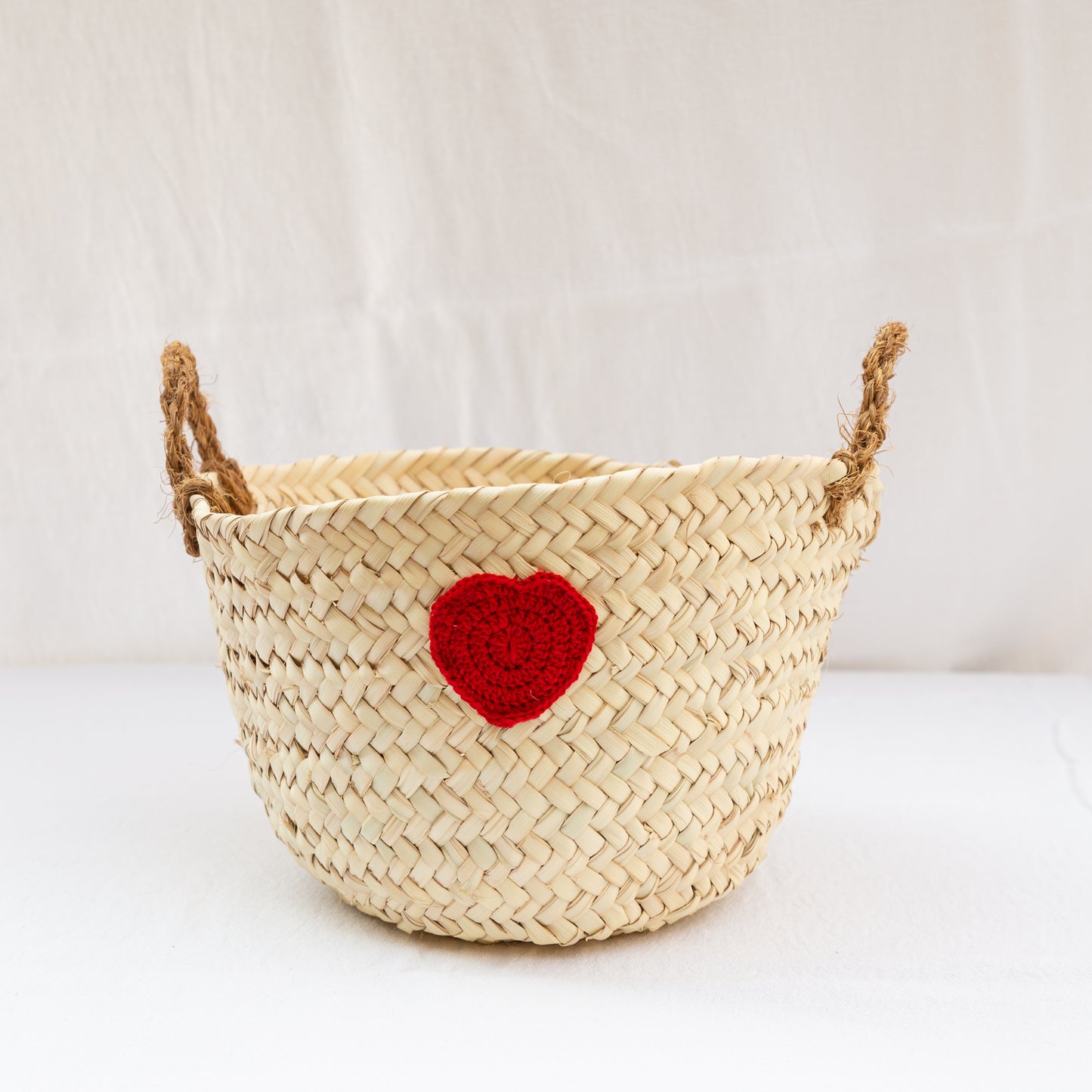 Panier en palmier tressé traditionnel égyptien, coeur en crochet
