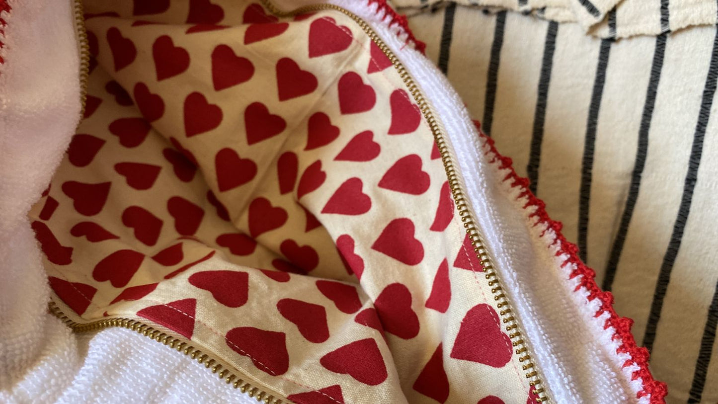 Trousse de toilette à pompon en éponge doublée tissus coeur
