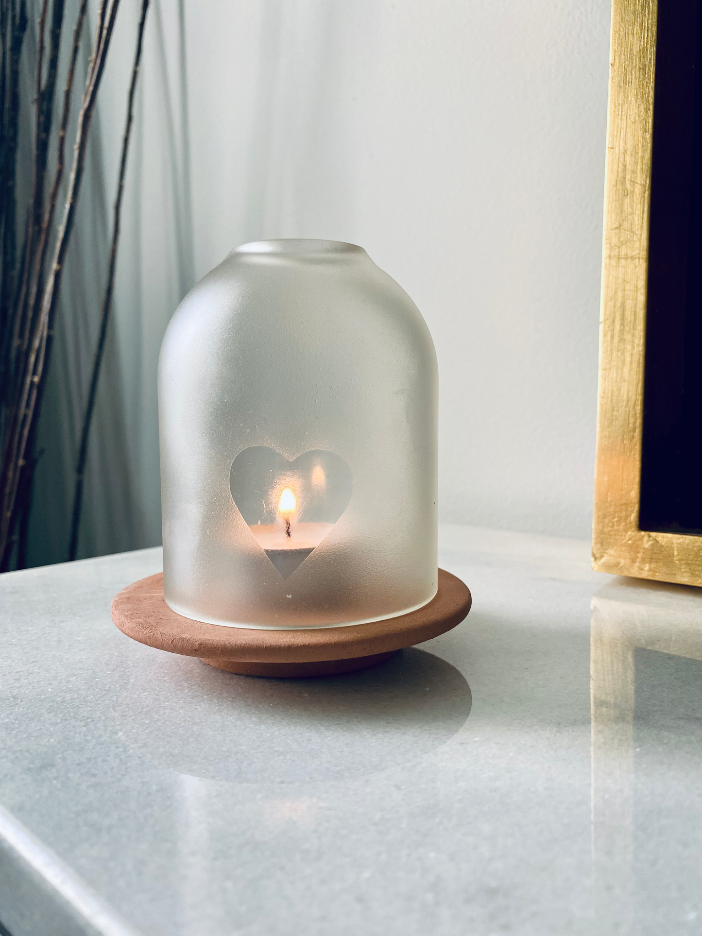 Photophore en verre upcyclé avec socle en terre cuite