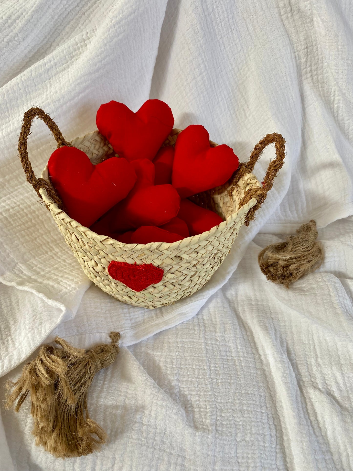 Panier en palmier tressé traditionnel égyptien, coeur en crochet