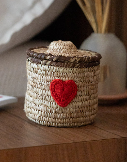 Boîte ronde en roseau du Nil avec un coeur en crochet