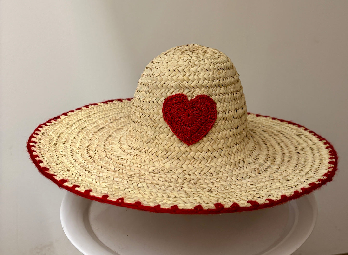Chapeau en paille de l'Oasis, coeur en crochet