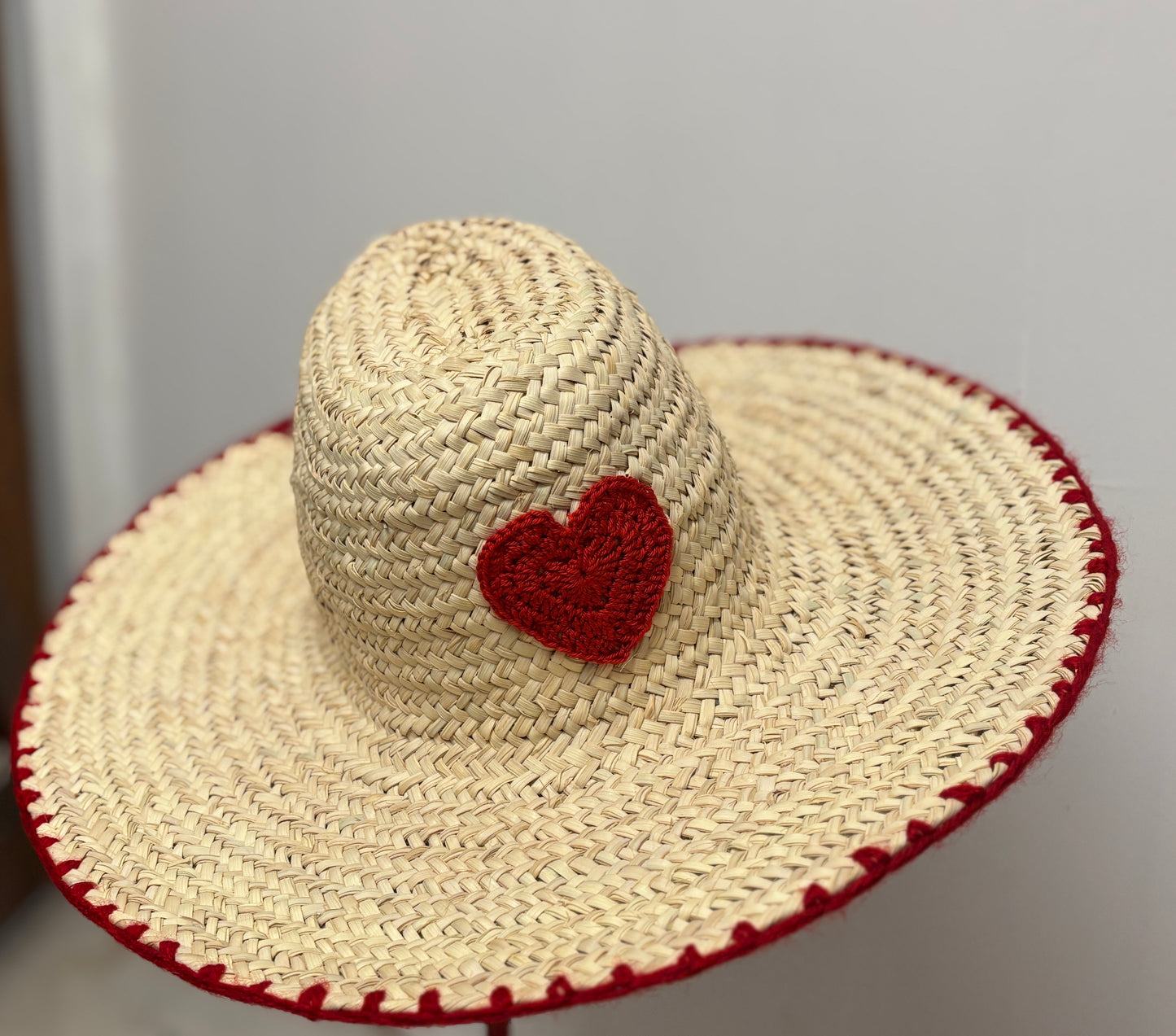 Chapeau en paille de l'Oasis, coeur en crochet