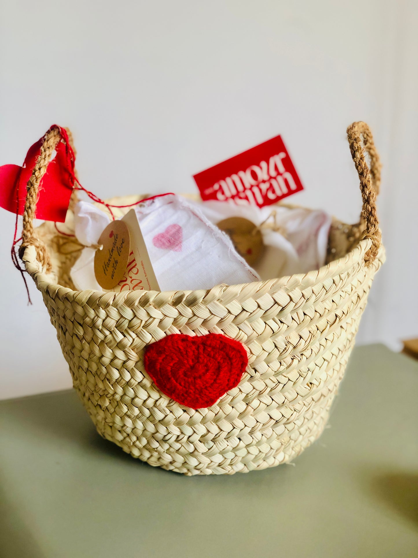 Panier en palmier tressé traditionnel égyptien, coeur en crochet