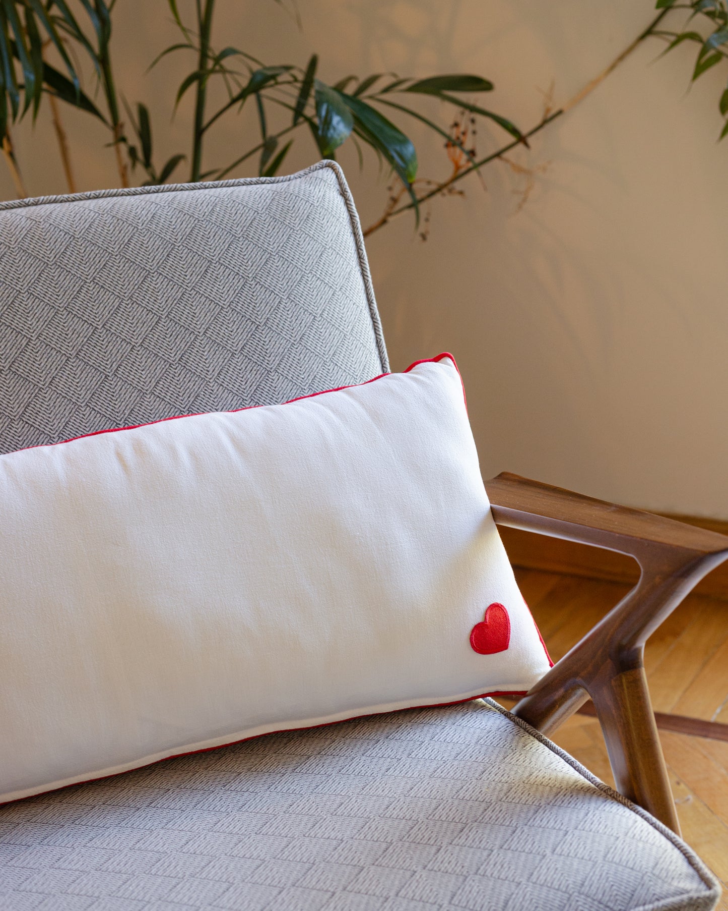 Housse de coussin en coton upcyclé, brodée avec AMOUR